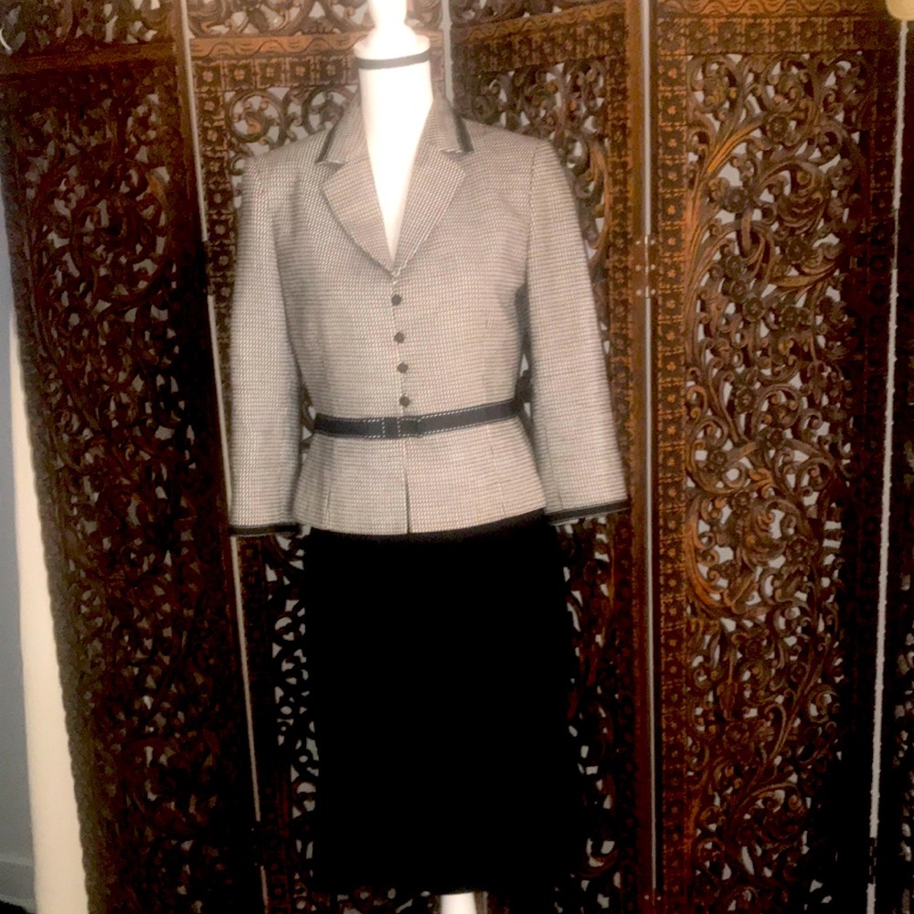 Tahari Arthur S Levin peplum Checked Suit Size 8